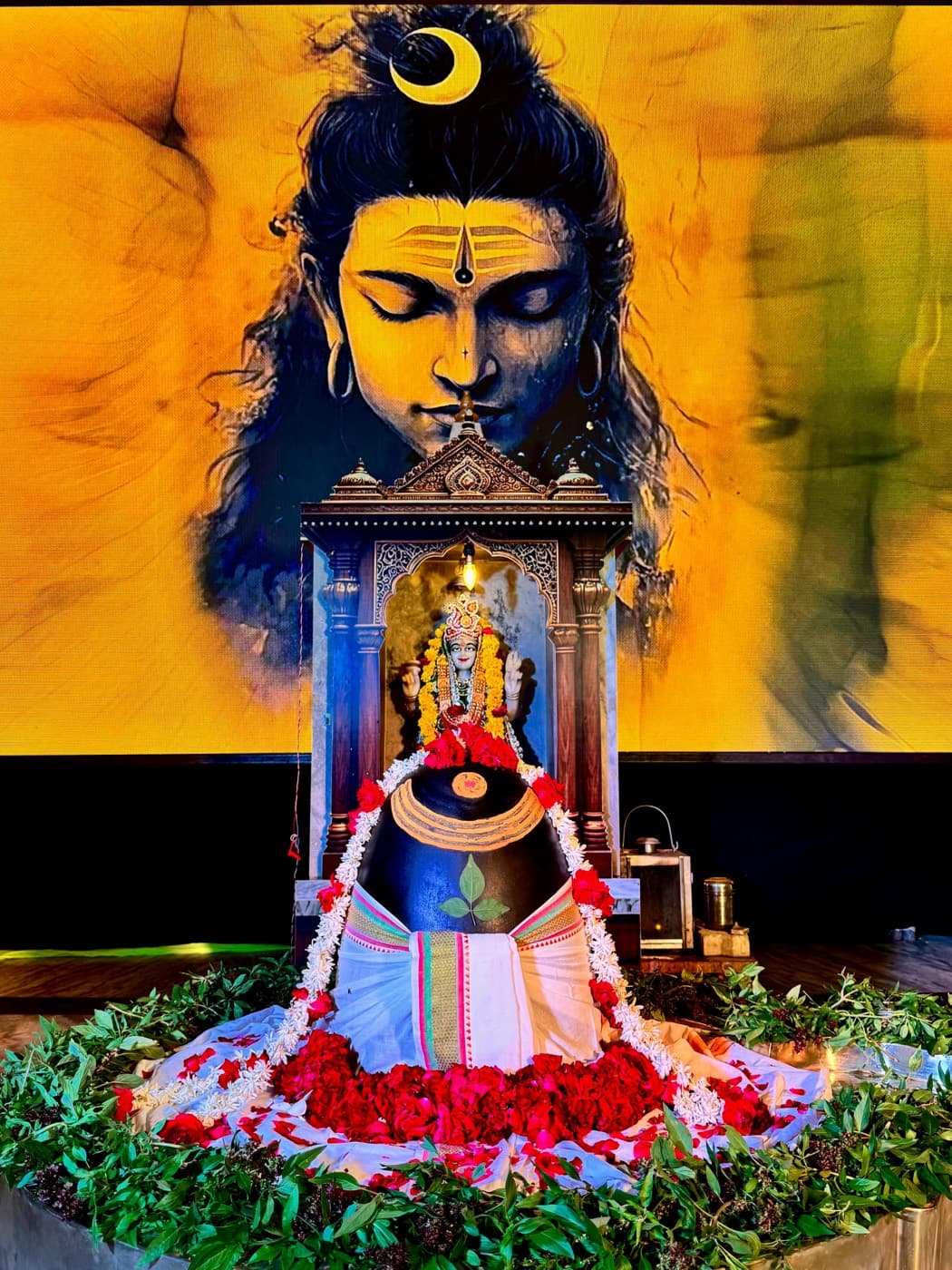 તુલસી અને પુષ્પોથી શણગારેલું શિવલિંગ